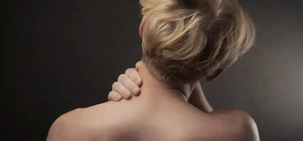 Steifer Nacken - Nackenverspannungen lösen bei Schulter-Nacken-Beschwerden